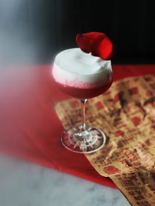 <p>Nikmati juga promo minuman dengan tema &ldquo;Spill The Tea&rdquo; yaitu Red and Roses Martini di harga Rp 125.000,- dan Pomegranate Spritzer di harga Rp 60.000,-. / Foto: ARTOTEL Group.</p>