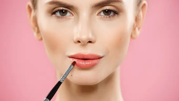 Ilustrasi memakai lip liner/freepik.com/benzoix
