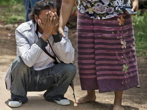 Myint mengangis di depan rumahnya | Photo: Copyright emirates247.com
