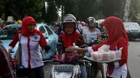 Aksi pembagian takjil gratis tersebut spontan mendapat apresiasi penuh dari para pengendara.