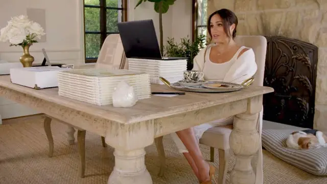 Gaya Santai Meghan Markle Berpadu dengan Kalung Zodiak Seharga Rp50 Juta