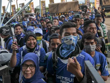 Sejumlah bobotoh memadati pintu masuk Stadion Gelora Bandung Lautan Api, Sabtu (16/7). Para bobotoh itu akan menyaksikan tim kesayangan mereka, Persib Bandung, menjamu Persija Jakarta dalam pekan 10 Torabika Soccer Championship (Liputan6.com/Yoppy Renato)