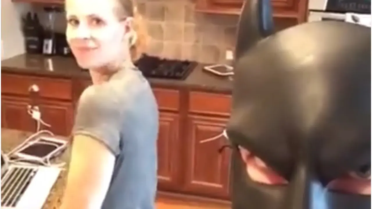 Terobsesi Sama Batman, Pria Ini Bikin Istrinya 'Gila'
