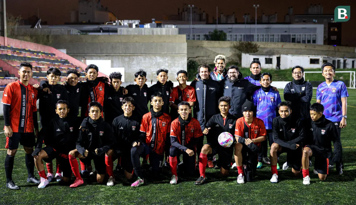 Pemain Korea-Korea Selecao berkesempatan untuk melakukan latihan di lapangan milik Victoria Clube de Lisboa pada hari keempat, Minggu (24/11) dalam program pemusatan latihan mereka di Portugal. Kali ini latihan digelar pada malam hari dengan hawa yang lebih dingin dari hari-hari sebelumnya. (Bola.com/Bagaskara Lazuardi)