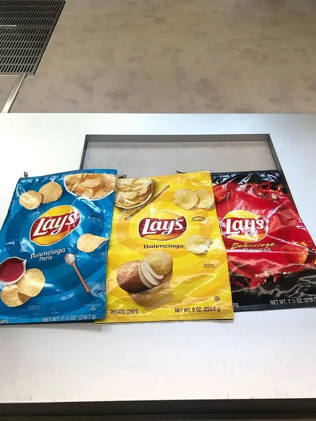Lays Balenciaga