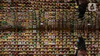 Seorang perempuan berbelanja mi instan di salah satu store KKV, Central Park Mall, Jakarta, Jumat (8/1/2020). Store yang didesain instagrammable ini menawarkan ratusan merek mi instan dari dalam maupun luar negeri, seperti Singapura, Thailand, Korea Selatan, dan Jepang. (Liputan6.com/Johan Tallo)
