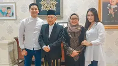 Suasana akrab terlihat jelas di dalam hubungan kakek dan cucu ini. Adly FaIruz diketahui merupakan cucu dari Ma'ruf Amin dari garis keturunan sang Ibu. (Liputan6.com/IG/@adlyfayruz)