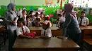 Sejumlah orang tua menemani anaknya masuk ke dalam kelas di hari pertama masuk sekolah di SDN 03, Pesanggrahan, Jakarta Selatan, Senin (16/7). Hari ini merupakan hari pertama masuk sekolah untuk tahun ajaran 2018-2019. (Merdeka.com/Arie Basuki)