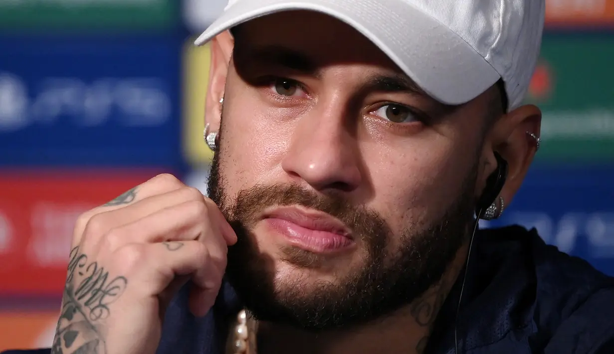 Striker PSG, Neymar menghadiri jumpa pers di Parc des Princes Stadium, Paris (13/2/2023) menjelang laga leg pertama babak 16 besar Liga Champions menghadapi Bayern Munchen. Dalam jumpa pers, Neymar memang membenarkan jika ada perselisihan di ruang ganti PSG setelah dikalahkan AS Monaco. (AFP/Franck Fife)