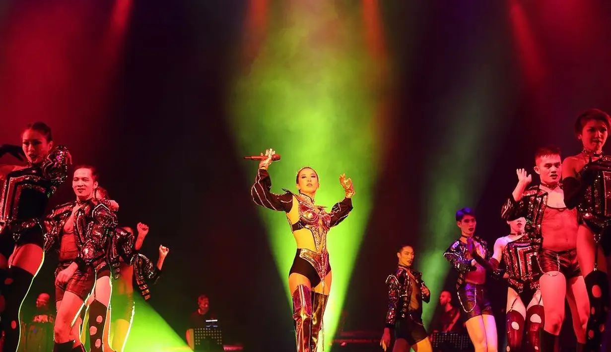 Bak power ranger, Coco muncul di atas panggung dengan bodysuit nuansa kuning yang dipadukan dengan metal bra sebagai luaran.