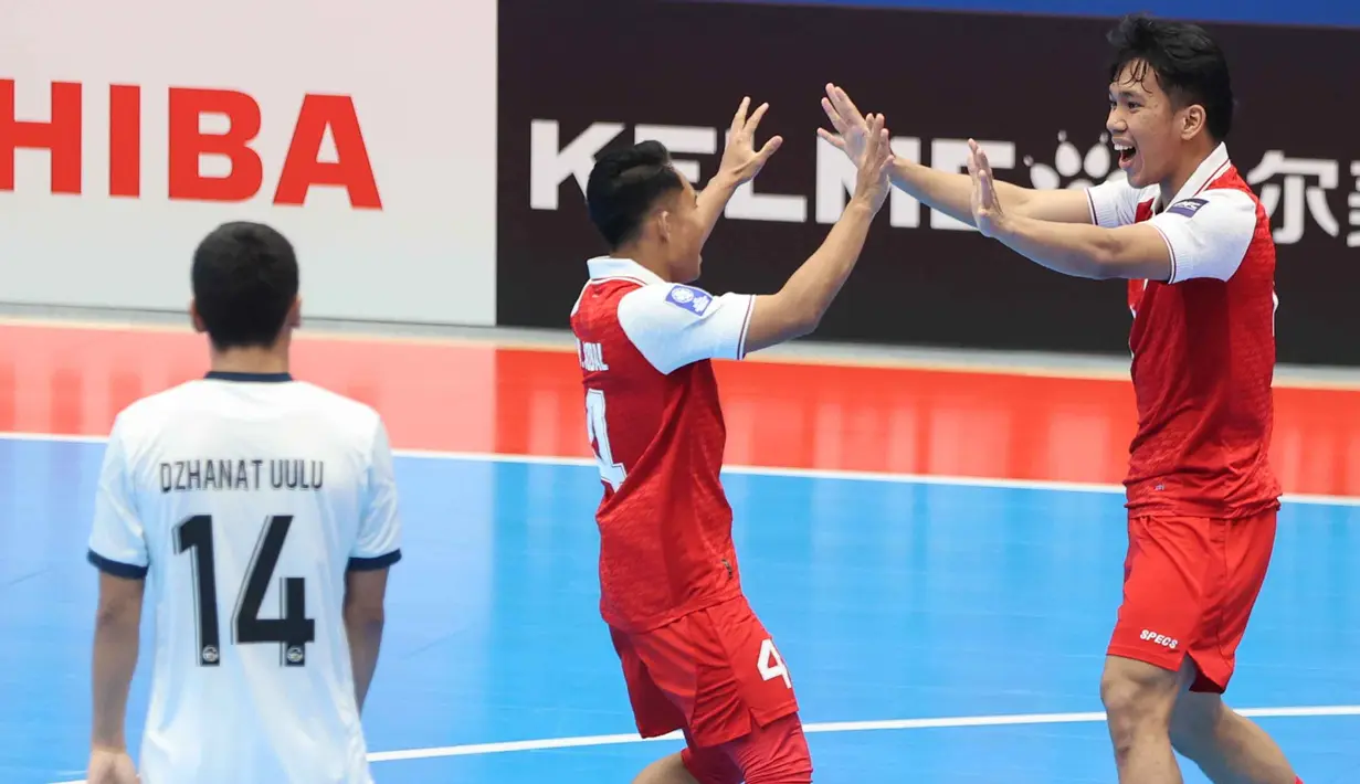 Usai memastikan tiket perempat final Piala Asia Futsal 2026, fokus skuad Garuda kini beralih ke laga pamungkas Grup A melawan Irak pada Sabtu (31/1/2026). Tampak dalam foto, pemain Timnas Futsal Indonesia merayakan gol saat melawan Kirgistan pada laga kedua Grup A Piala Asia Futsal 2026, Kamis (29/1/2026) malam WIB. (Bola.com/M Iqbal Ichsan)