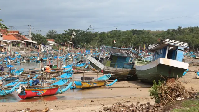 Nelayan garut menepi akibat gelombang tinggi