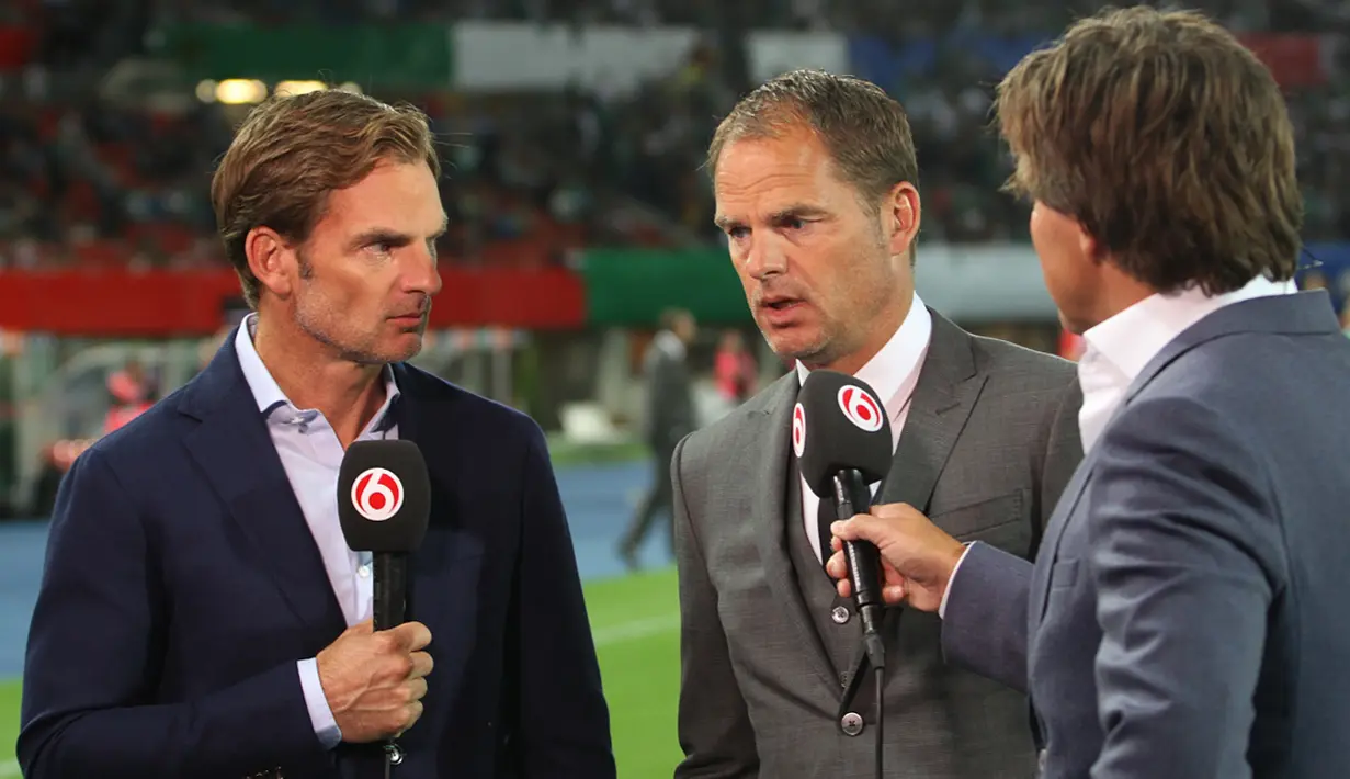 Ronald de Boer (kiri) mewawancarai saudaranya yang juga pelatih Ajax Amsterdam, Frank de Boer, beberapa saat sebelum laga babak 3 kualifikasi Liga Champions dimulai. (Bola.com/Reza Khomaini)