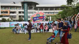 Pengunjungi bersantai pada acara Festival Frontliners pertama di Bintaro, Tangerang Selatan, Minggu (17/12). Kegiatan dalam rangka ulang tahun ke-6, PowerSwitch bertajuk #INIGUE. (Liputan6.com/Fery Pradolo)