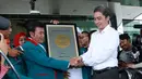 Rhoma Irama saat menyerahkan plakat sebagai bentuk dukungannya.  (Deki Prayoga/Bintang.com)