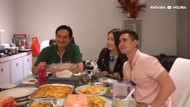 6 Momen Natasha Wilona Temani Verrell Bramasta Buka Puasa, Didoakan Balikan