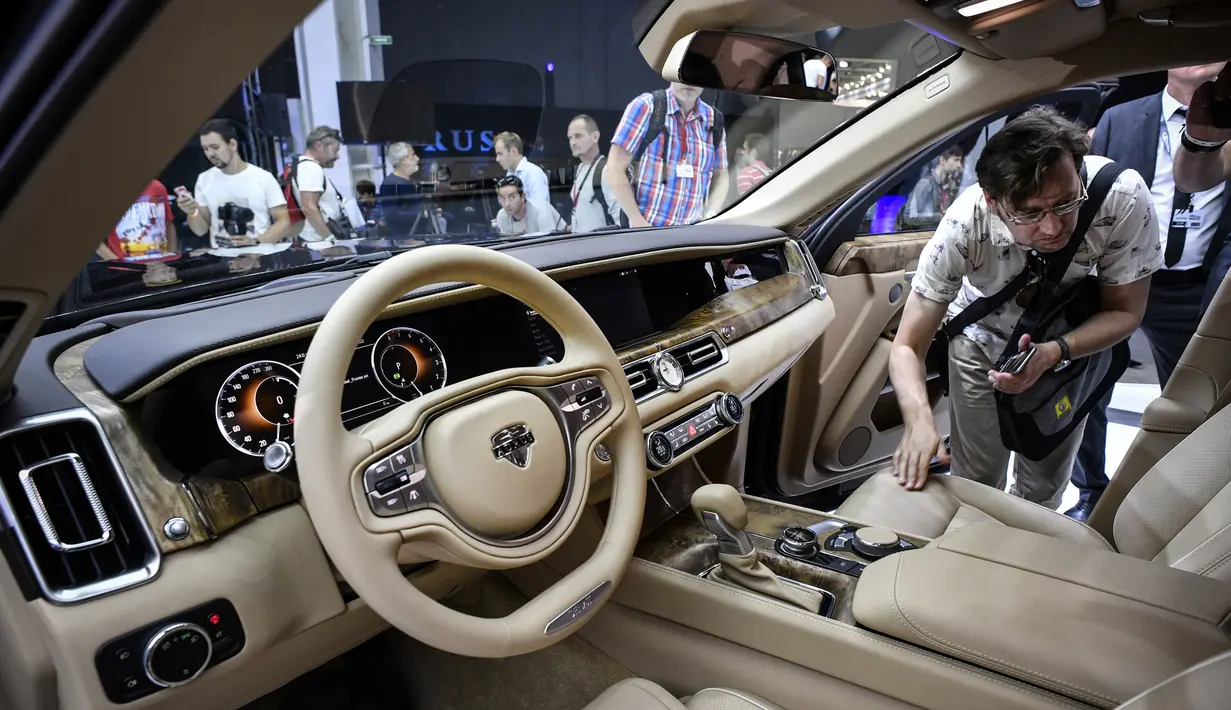 Pengunjung melihat interior mobil limosin Aurus Senat milik Presiden Rusia Vladimir Putin yang dipamerkan di Moscow International Motor Show di Moskow (29/8). (AFP Photo/Alexander Nemenov)