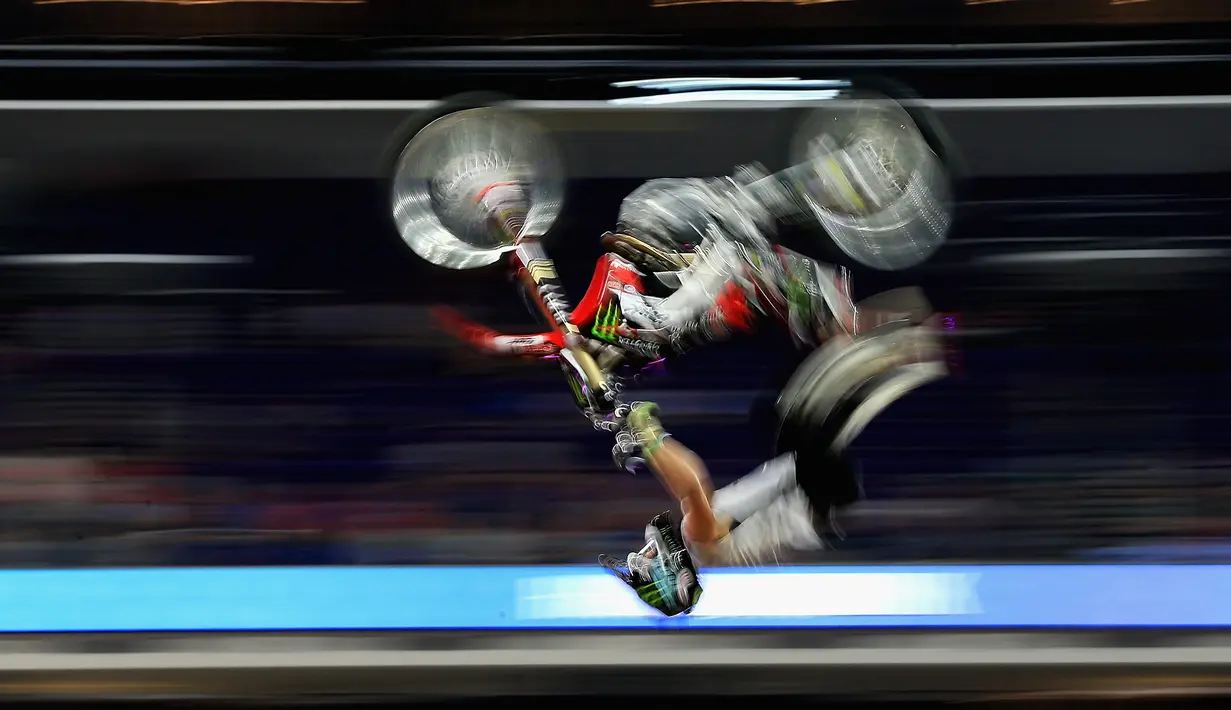 Penampilan Harry Bink asal Australia dalam final Moto X Freestyle di ESPN X-Games, Stadion Bank AS, Minneapolis, Minnesota, Amerika Serikat, Jumat (20/7). (Sean M. Haffey/Getty Images/AFP)