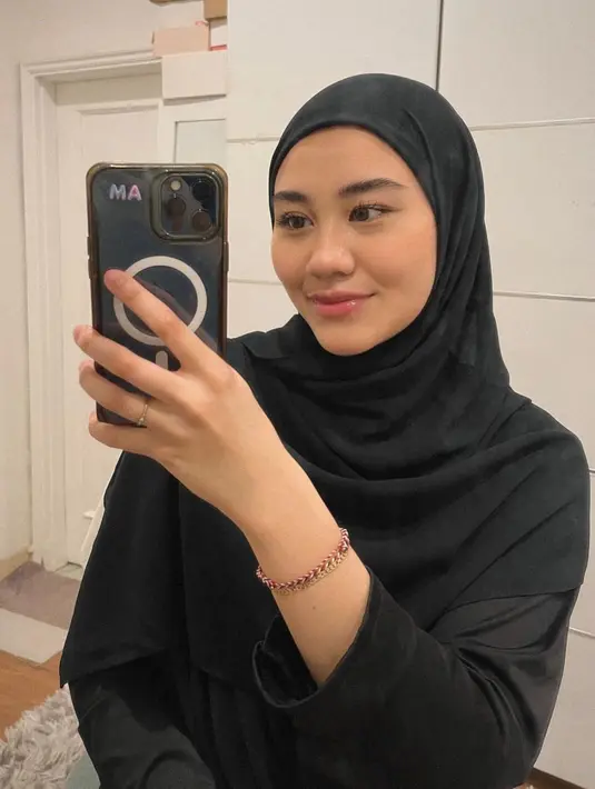 "MaasyaaAllah," tulis Maia Estianty. "Masyaallah cantiknya ukhti," tulis Melody Nurramdhani Laksani. "Kan kan MasyaALLAH.. cantiiikkk," tulis Kartika Putri. Dan masih banyak lagi artis yang memujinya. [Instagram/aaliyah.massaid]
