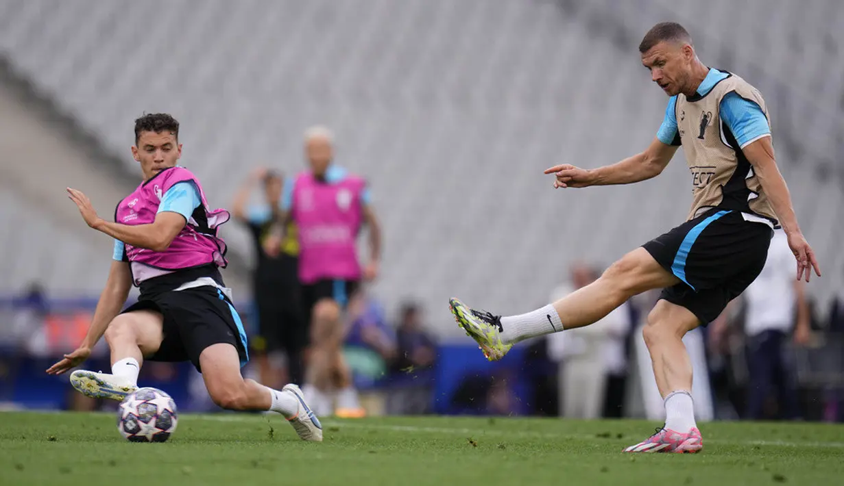 <p>Sekarang, striker berkebangsaan Bosnia dan Herzegovina itu akan berada di sisi lain tim dan kemungkinan besar akan memulai laga sebagai starter. (AP Photo/Manu Fernandez)</p>