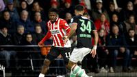 Duel PSV Eindhoven kontra FC Twente dalam laga Eredivisie di Phillips Stadium pada Sabtu (7/12/2024) dini hari WIB. (MAURICE VAN STEEN / ANP / AFP)