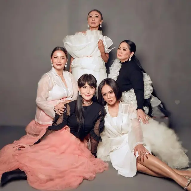 7 Potret Yuni Shara Bareng Geng Rumpies, Kompak Banget