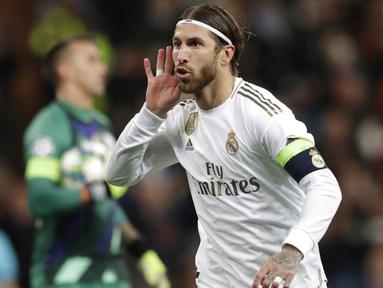 Bek Real Madrid, Sergio Ramos, melakukan selebrasi usai membobol gawang Galatasaray pada laga Liga Champions di Stadion Santiago Bernabeu, Rabu (6/11). Real Madrid menang 6-0 atas Galatasaray. (AP/Manu Fernandez)