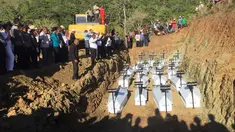 Pemakaman massal korban banjir bandang di Sentani, Kabupaten Jayapura, Papua, Rabu (27/3). Sebanyak 20 jenazah korban banjir bandang Sentani dimakamkan secara massal lantaran belum berhasil teridentifikasi.  (NETHY DHARMA SOMBA/AFP)