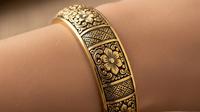 Gelang Emas Kombinasi Ukiran Bali Klasik untuk Sentuhan Etnik Elegan (AI)