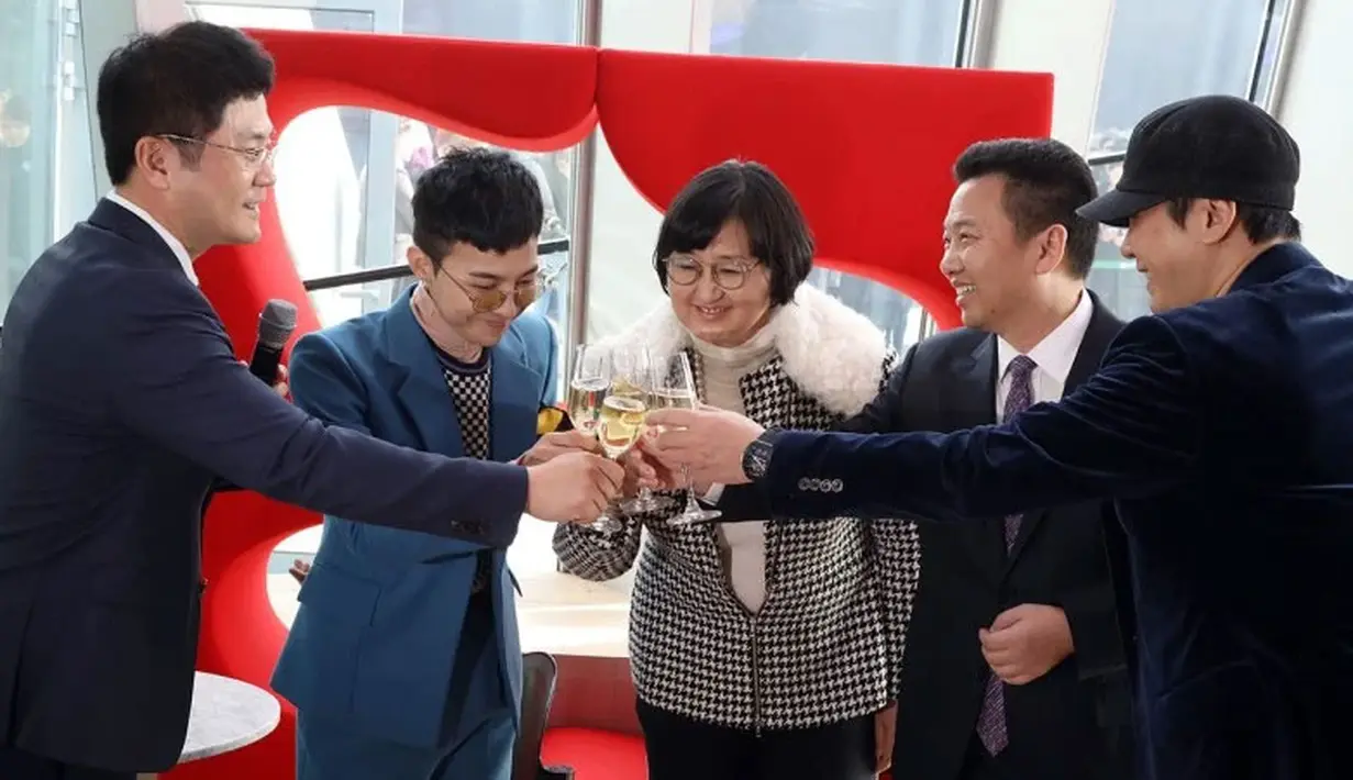 Selain punya desain yang keren, ternyata kafe milik G-Dragon ini punya penghasilan yang luar biasa. Lantaran dalam sehari, cafe itu menghasilkan Rp 194 juta. (Foto: koreaboo.com)