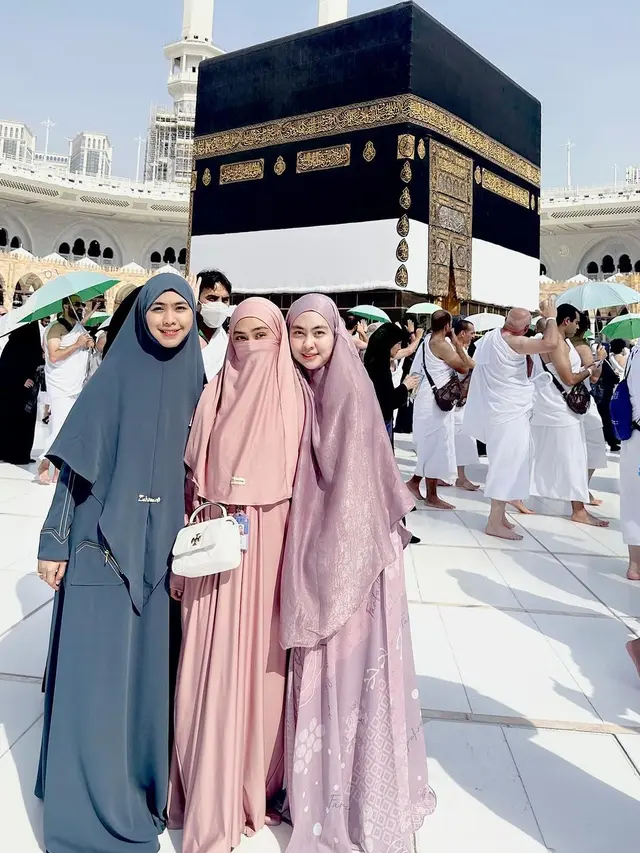 6 Gaya Ria Ricis Naik Haji Bersama Dua Kakaknya, Sibling Goals Tampil Kompak Kenakan Gamis dan Hijab Warna Pastel