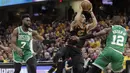 Pemain Cavaliers, George Hill (3) mencoba melewati adangan dua pemain Celtics pada laga final Wilayah Timur NBA basketball di Quicken Loans Arena, Clevelan, (19/5/2018). Cavaliers menang 116-86. (AP/Tony Dejak)