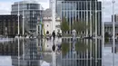 Orang-orang terlihat di pusat Kota Birmingham, Inggris, 24 Agustus 2020. Menurut media lokal, Birmingham telah ditambahkan ke dalam daftar pantauan sebagai "area dengan dukungan yang ditingkatkan" di tengah meningkatnya kekhawatiran terkait lonjakan kasus COVID-19. (Xinhua/Jon Super)