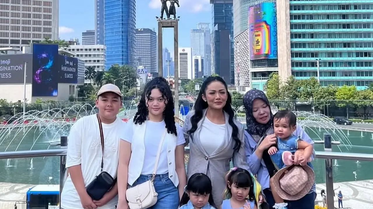 OOTD Kece Krisdayanti Keliling Jakarta Naik Transportasi Umum Bersama Anak Cucu, Padukan Setelan Blazer dan Tas Hermes