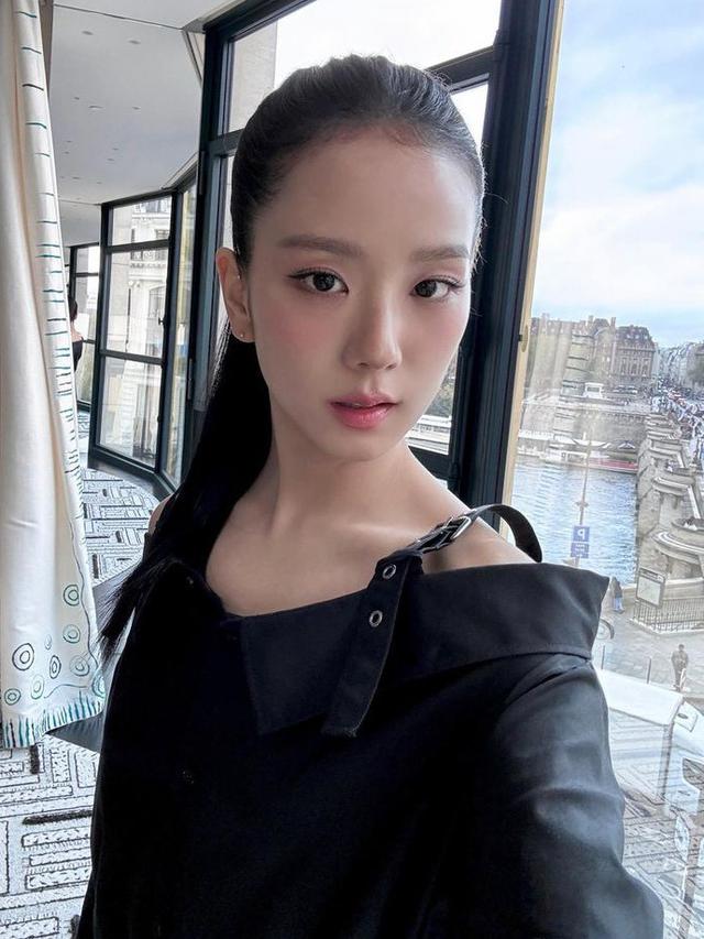 Jisoo Hadir di Paris Fashion Week. [@sooyaaa__]