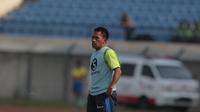 Pelatih Persib Bandung U-19, Budiman Yunus  saat memimpin timnya melawan PS TNI U-19 pada lanjutan Liga 1 2017 U-19 di Stadion Si Jalak Harupat, Sabtu (05/8/2017). (Bola.com/Nicklas Hanoatubun)