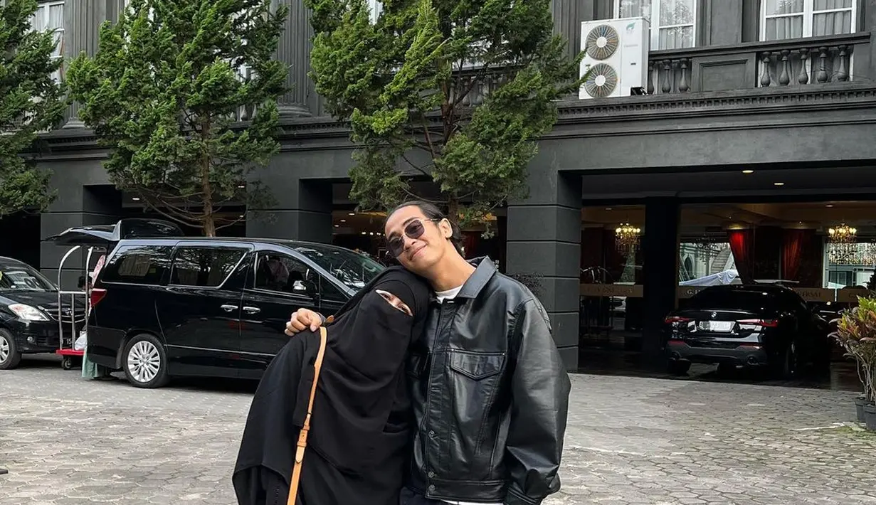 Abizar, putra sulung Umi Pipik memberi kejutan kepada ibunya dengan menjemputnya ke tempat acara kajian. (Foto: Instagram/@_ummi_pipik_)
