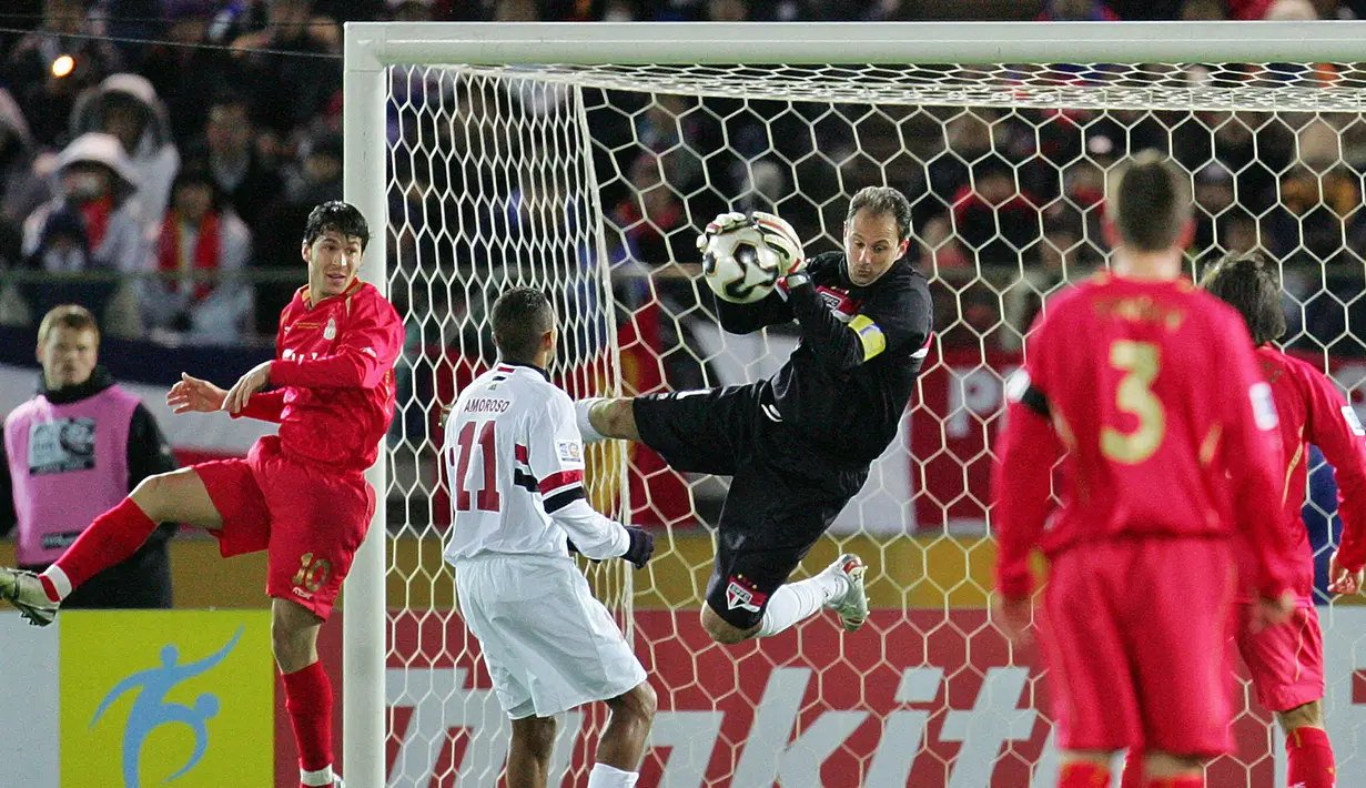 Gelandang Liverpool, Luis Garcia (kiri) gagal memanfaatkan peluang di depan gawang Sao Paulo yang dikawal Rogerio Ceni dalam laga final Piala Dunia Antar-klub 2005 di Yokohama Stadium, Jepang (18/12/2005). Liverpool yang berstatus juara Liga Champions 2004/2005 langsung berlaga di babak semifinal Piala Dunia Antar-klub 2005. Lolos ke final setelah menang 3-0 atas Saprissa, Liverpool akhirnya takluk 0-1 dari Sao Paulo. (AFP/Kazuhiro Nogi)