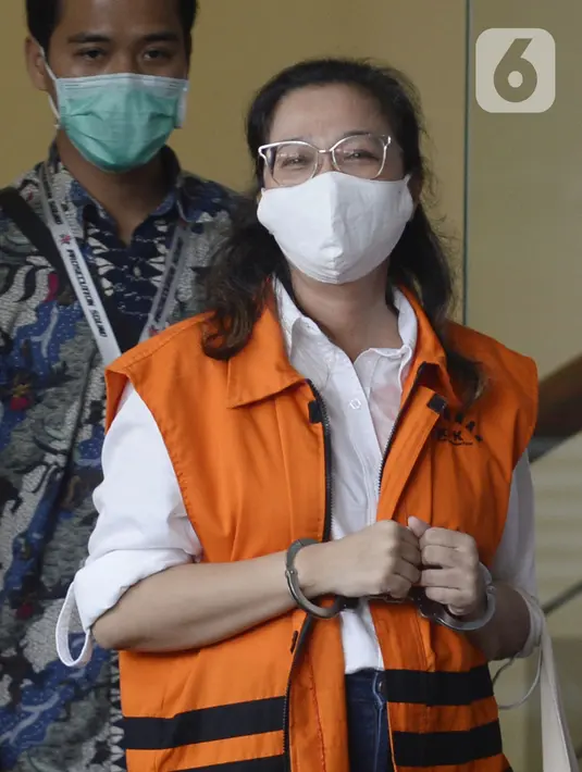 Mantan Asisten Komisioner KPU Wahyu Setiawan, Agustiani Tio Fridelia usai menjalani sidang dakwaan di Gedung KPK, Jakarta, Kamis (28/5/2020). Agustiani Tio Fridelia menjalani sidang dakwaan terkait dugaan suap PAW anggota DPR RI periode 2019-2024, Harun Masiku. (merdeka.com/Dwi Narwoko)