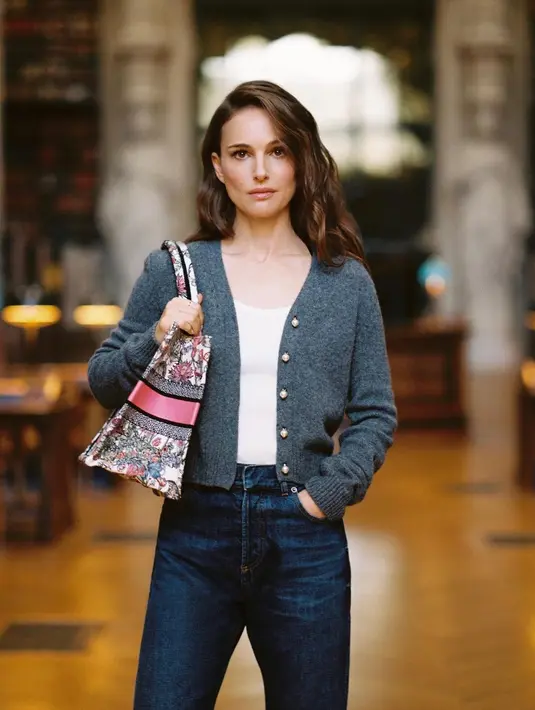 Dior baru saja merilis edisi terbaru dari Dior Book Tote Club yang kali ini dibintangi oleh aktris dan brand ambassadornya, Natalie Portman. [Foto: Instagram/dior]