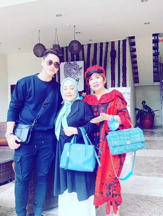 Ni Made Ayu ibu Venna Melinda dan Nuryatty Indra ibu Ferry Irawan sering unggah potret keduanya di Instagram. Belum lama ini, Venna Melinda dikabarkan jadi korban KDRT Ferry Irawan, netizen ramai memenuhi kolom komentar unggahan Nuryatty Indra. Ibunda Ferry itu belum ada buka suara menanggapi kabar tersebut. Berbeda dengan Nuryatty Indra, Ni Made Ayu langsung unggah potret kebersamaan bareng Venna sesaat setelah kabar KDRT mencuat. (Liputan6.com/IG/@nuryattyindra)