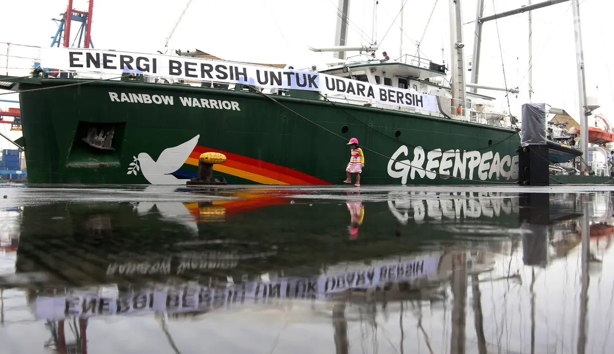 Kapal Greenpeace Rainbow Warrior saat bersandar di Dermaga Terminal Penumpang Nusantara, Tanjung Priok, Jakarta, Senin (23/4). Kapal tersebut tiba di Jakarta setelah hampir dua bulan berlayar dari Indonesia bagian timur. (Liputan6.com/Arya Manggala)