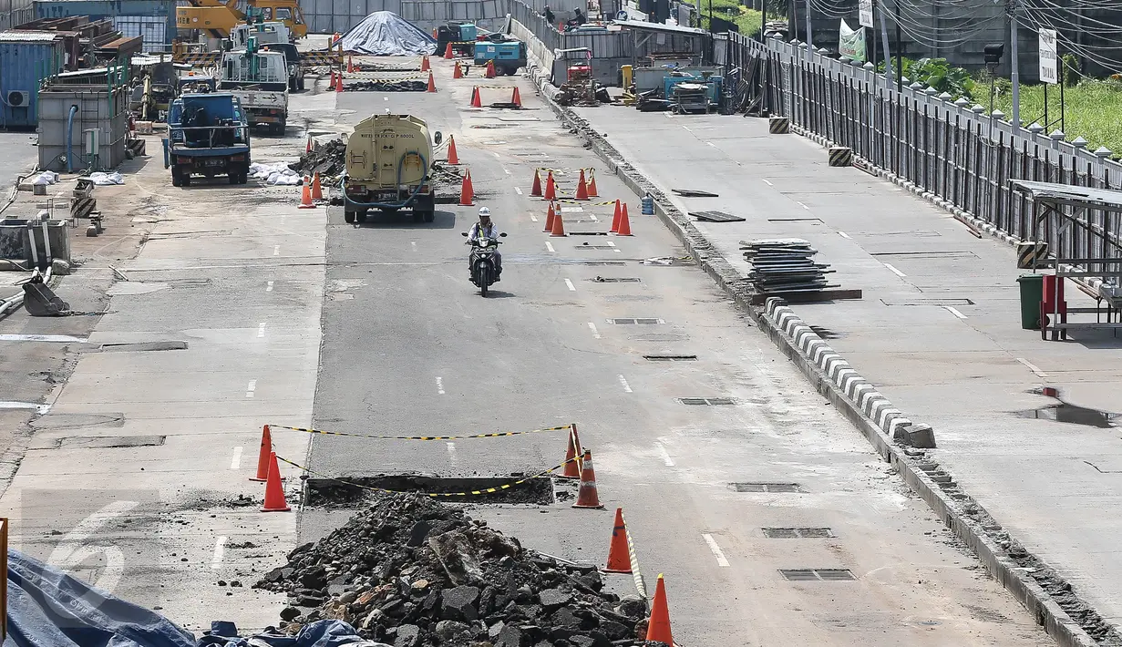 Seorang pekerja melintas di proyek pembangunan MRT di kawasan Sudirman, Jakarta, Selasa (5/7). Pengerjaan proyek infrastruktur di Jakarta dan sekitarnya libur sementara karena para pekerja memperoleh libur Lebaran. (Liputan6.com/Faizal Fanani)