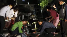 21 orang dinyatakan tewas dan delapan lainnya terluka akibat api yang membakar rumah sakit khusus kaum manula di Jangseong, Korea Selatan. Tampak beberapa petugas RS sedang mengevakuasi para korban, (28/5/2014). (REUTERS/Hyung Min-woo/Yonhap)