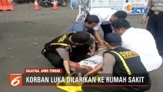 Angin kencang robohkan tenda penjual yang sedang menjajakan dagangannya di festival musik di Alun-alun Pancasila, Salatiga, Jawa Tengah.