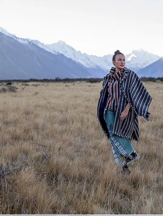 "Walaupun saat ini, saya berada di New Zealand, saya menumbuhkan rasa nasionalisme dalam diri saya lewat balutan tenun baduy. Warisan bangsa yang memiliki nilai tradisi dan busana menjadi identitas," tulis Nadine Chandrawinata. (Instagram/nadinelist)