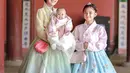 Liburan di Korea, Ayu Ting-Ting dan Bilqis tampil bak kakak adik saat kenakan hanbok [@ayutingting92]