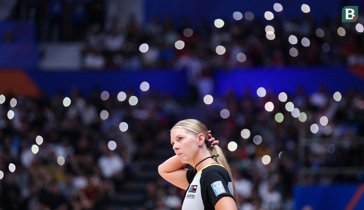 Wasit Jenna Jordan Reneau saat memimpin laga Grup L Piala Dunia FIBA 2023 antara Spanyol melawan Kanada di Indonesia Arena, Senayan, Jakarta, Minggu (03/09/2023). Kanada lolos ke babak perempat final setelah menang dengan skor 88-85. (Bola.com/Bagasakara Lazuardi)