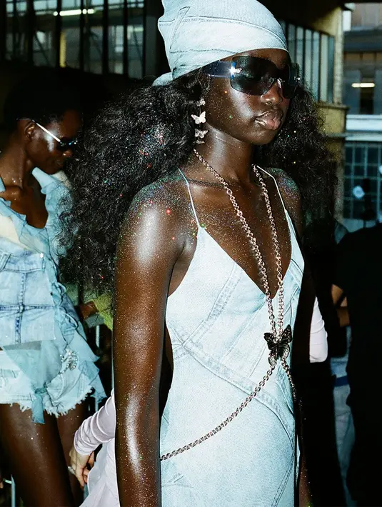 Jika kamu pernah mendengar tentang body shimmer, Blumarine menghadirkannya di atas panggung MFW. Gliter terlihat pada seluruh wajah, dada, dan pundak model untuk kesan estetik. Foto: Instagram.