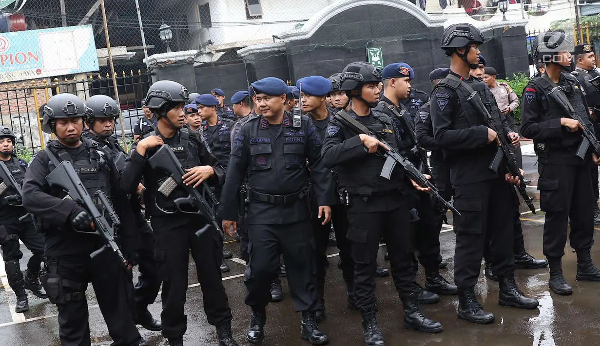 Polisi bersenjata melakukan apel sebelum pengamanan sidang pembelaan terdakwa kasus bom Thamrin, Aman Abdurrahman di PN Jakarta Selatan, Jumat (25/5). Sebanyak 270 petugas gabungan Polri dan TNI mengamankan sidang. (Liputan6.com/Immanuel Antonius)